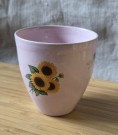 Kopp med rosa blomster og solsikke thumbnail