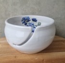 Garnbolle med blå blomst thumbnail