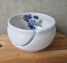 Garnbolle med blå blomst thumbnail