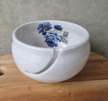 Garnbolle med blå blomst