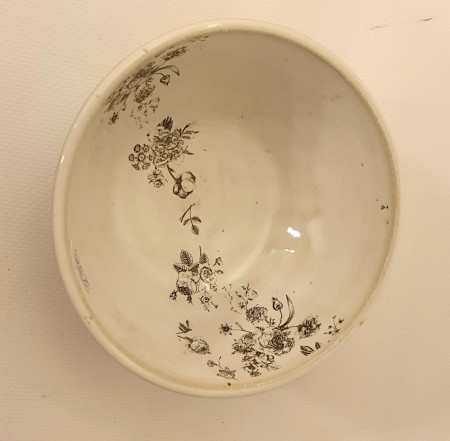 RYDDESALG! Skål med svarte blomster 