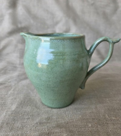 Håndlaget turkis mugge