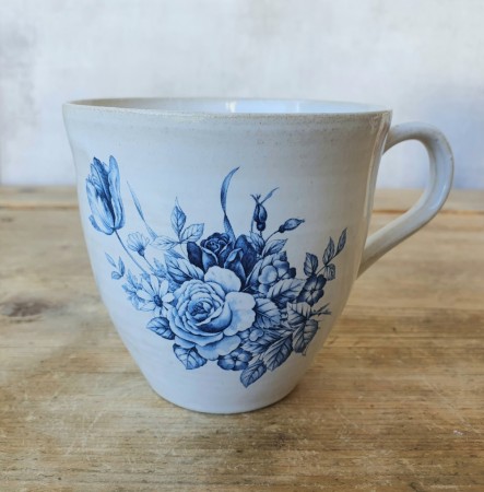 Kopp med blå blomster