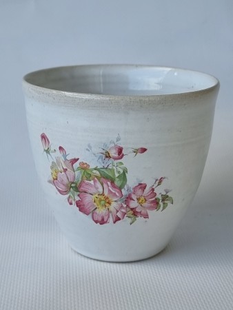 Kopp med blomstermotiv uten hank